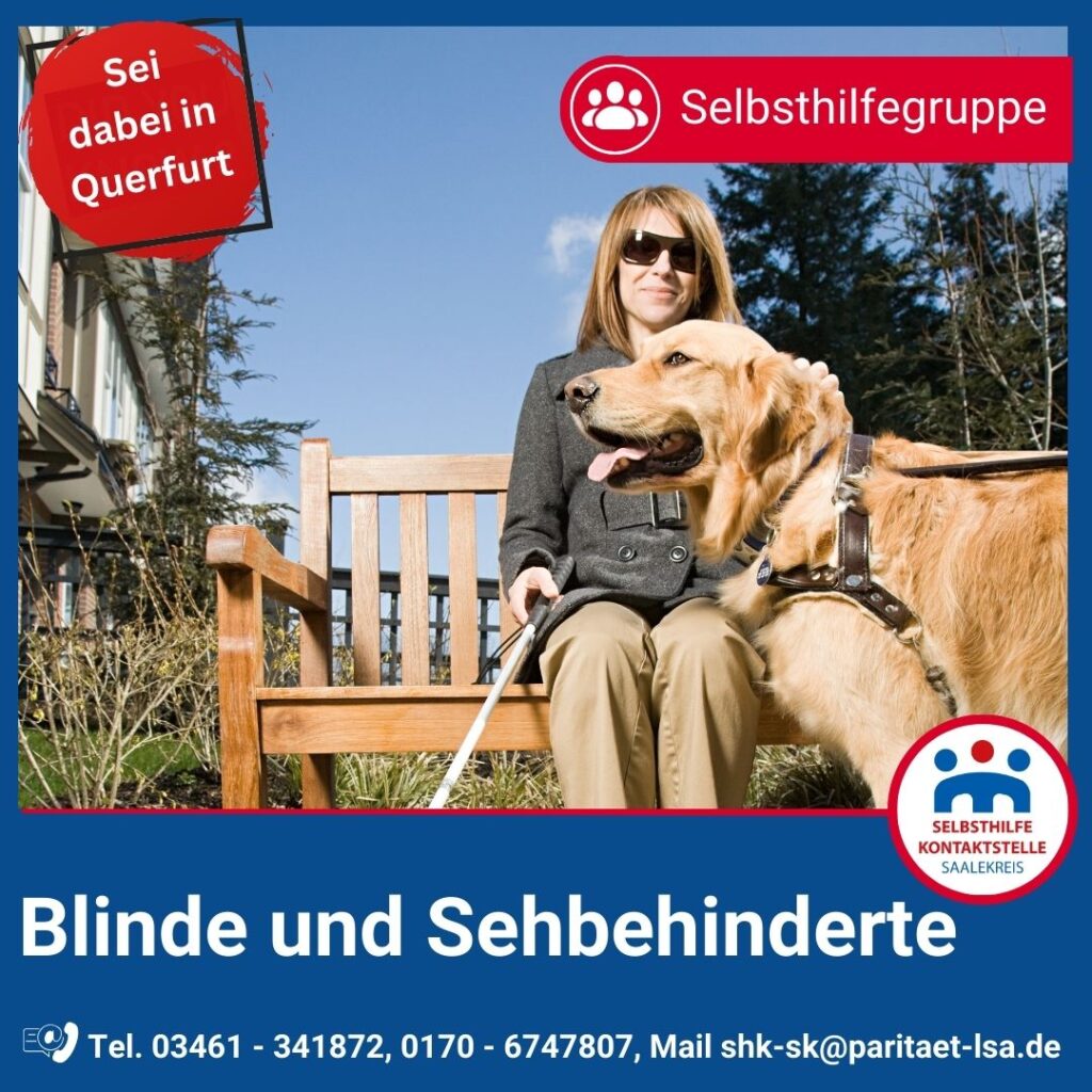 Eine blonde Frau mittleren Alters mit Sonnenbrille sitzt sanft lächelnd auf einer Parkbank und Streichelt den Kopf Ihres Blindenhunds.