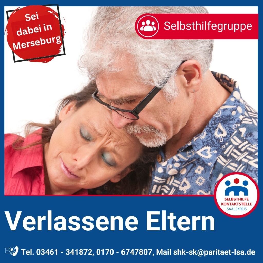 Ein grauhaariger Mann mit Brille hält mit einem gesenkten Kopf seine Frau im Arm. Die Frau mittleren alters hat geschlossene Augen und beide haben einen traurigen Gesichtsausdruck. 